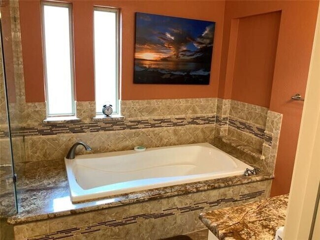 Building Photo - Absolutely Stunning!