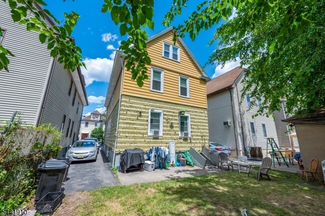 Building Photo - 103 Knapp Ave