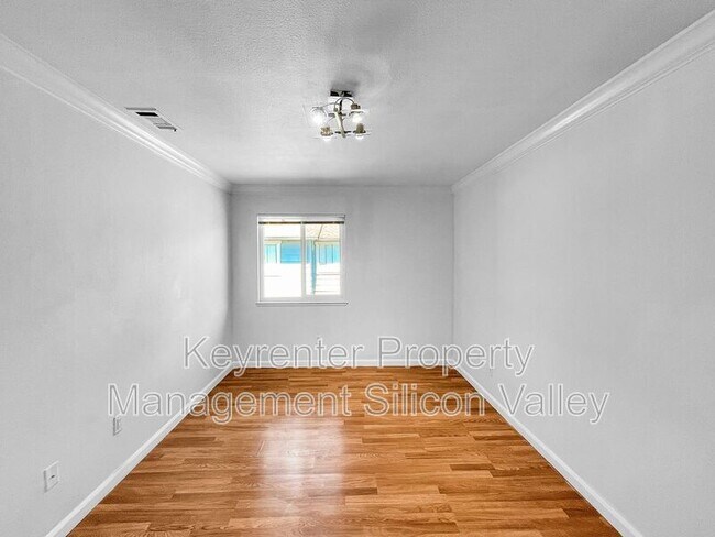 Building Photo - 547 Groth Pl