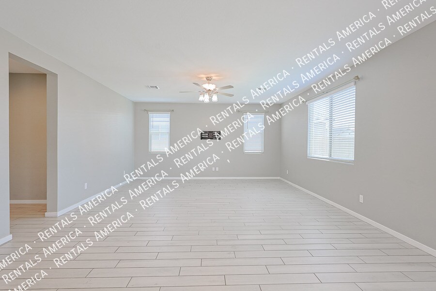 Building Photo - 15713 W Woodlands Ave