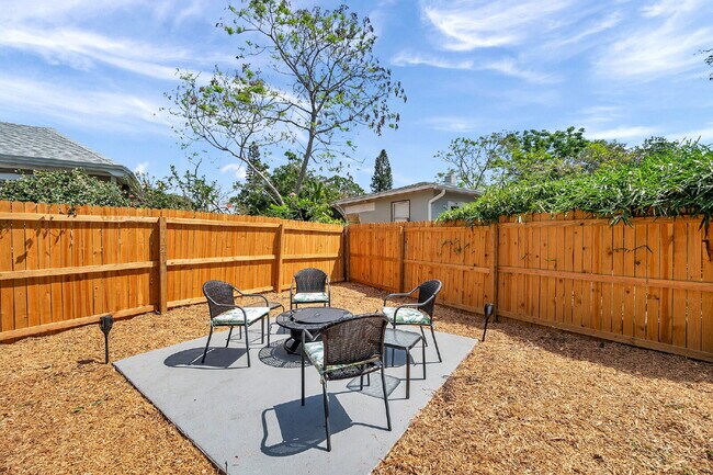 Building Photo - Fully Furnished Pool Home | Flexible Lease...