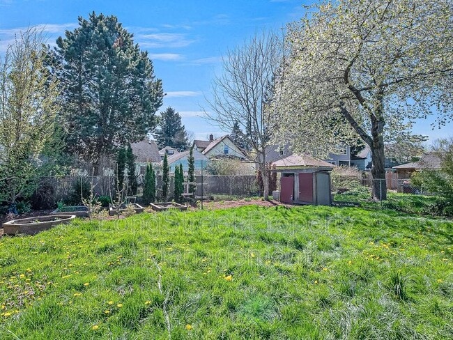 Building Photo - 1066 NE Madrona St
