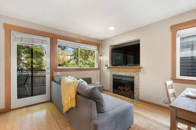 Building Photo - 2025 South Main St