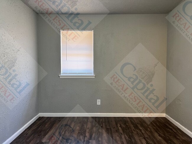 Building Photo - Large 4 Bedroom Home
