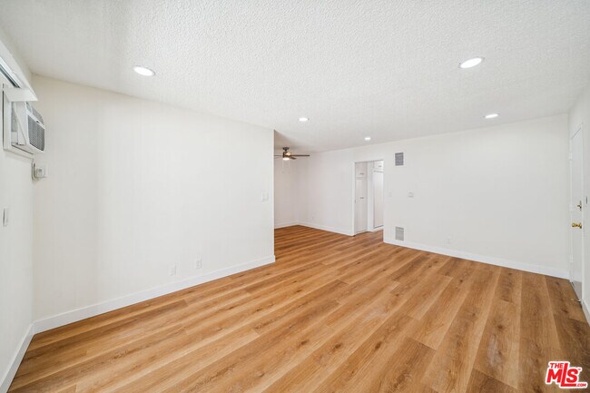 Building Photo - 842 Westbourne Dr