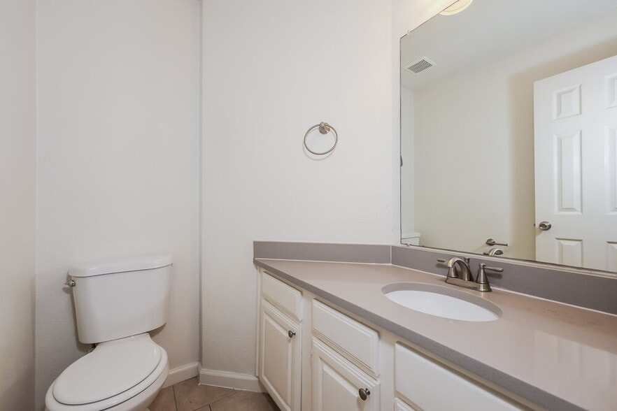 Building Photo - 657 Edgewood Dr