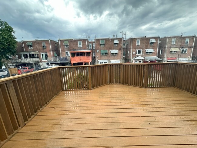 Building Photo - 3225 Fanshawe St