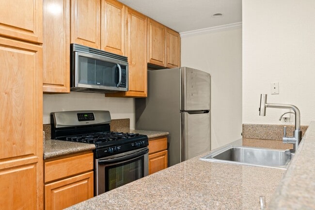 Building Photo - Pleasanton 2BD Townhouse w/ Granite Kitchen, Plank Floors, Community Amenities & Top Schools