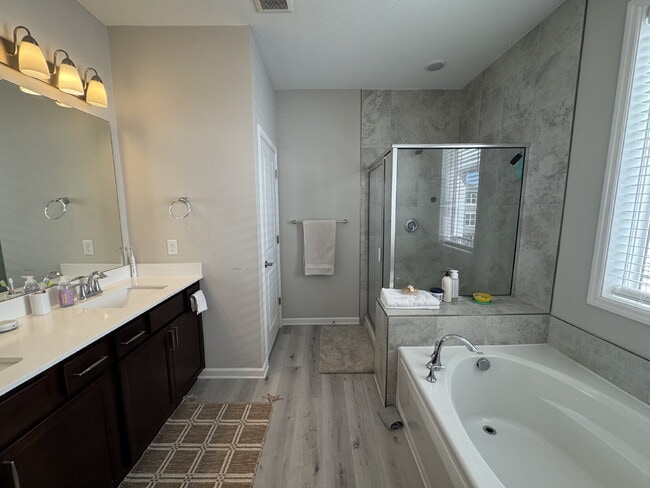 Building Photo - 8056 Central Park Way