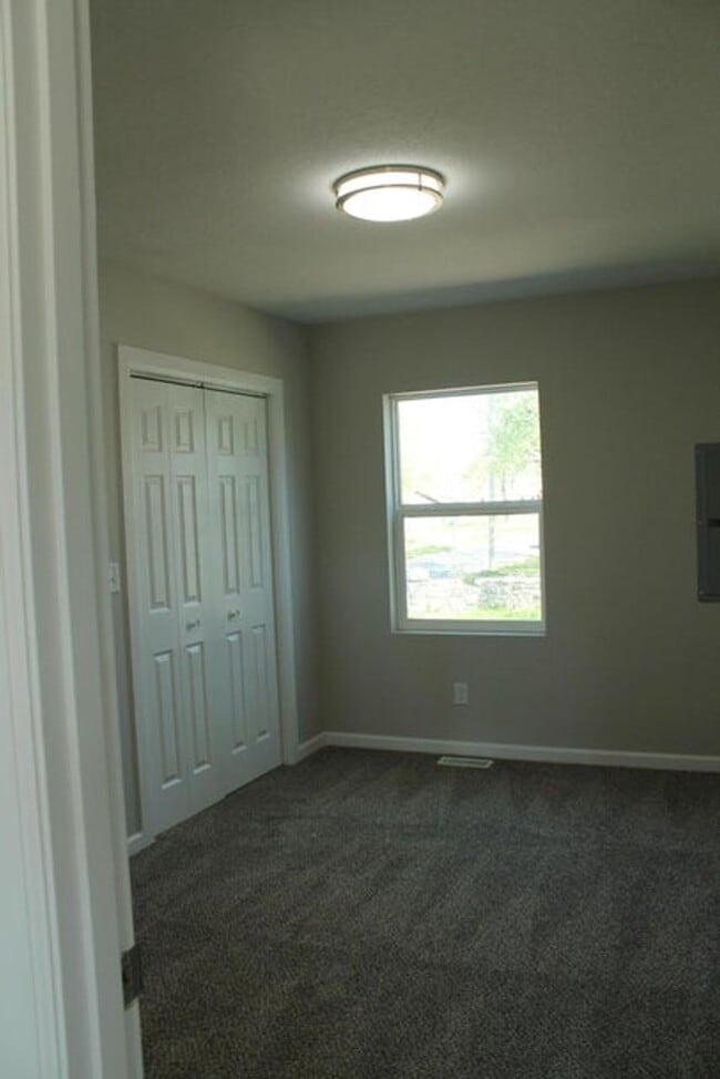 Building Photo - Modern Charm Meets Prime Location!