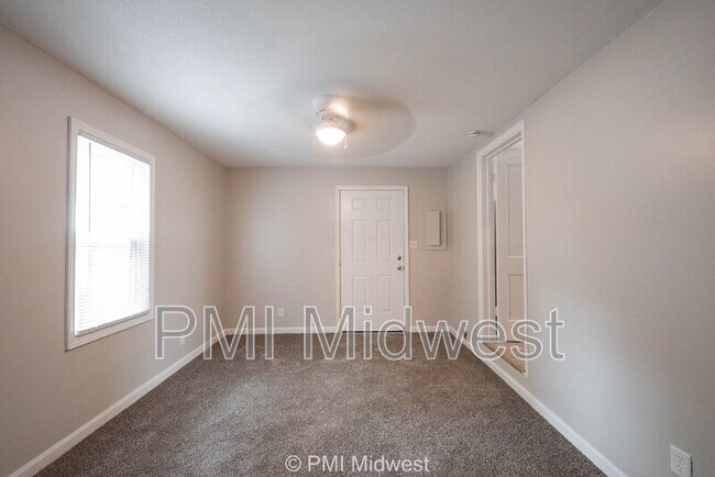 Building Photo - 1615 E Southport Rd