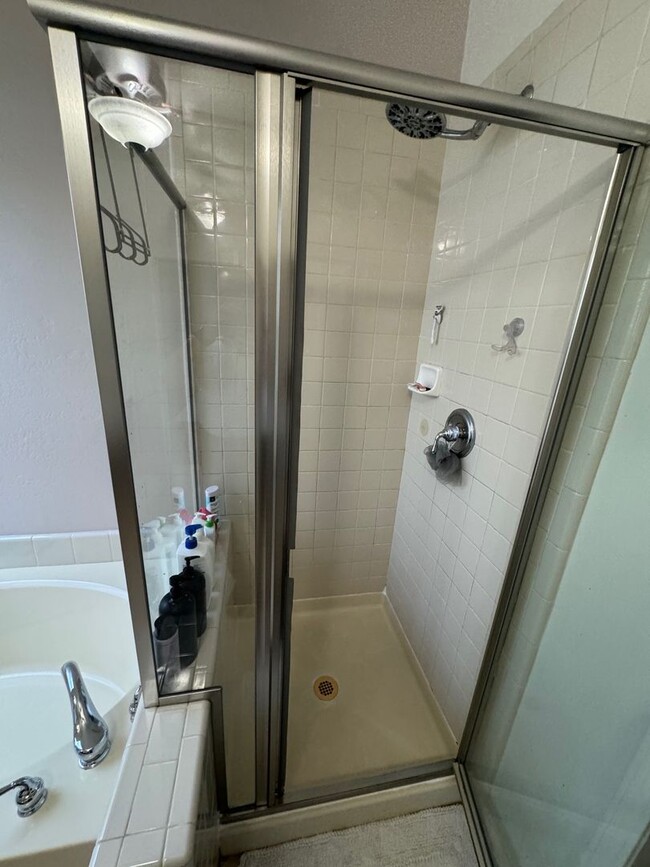 Building Photo - Beautiful single-family home with 6 Bedroo...