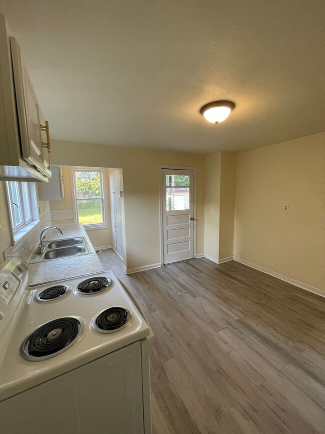 Building Photo - Beautifully renovated 3 bedroom home in Ne...