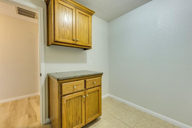 Building Photo - 2304 Willow Way