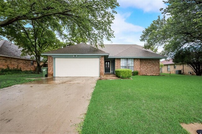 Building Photo - 617 Main St