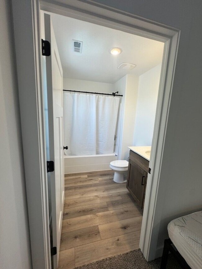 Building Photo - Room for Rent in Two Bedroom Unit