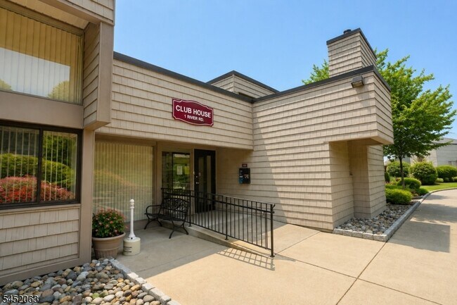 Building Photo - 833 Main St