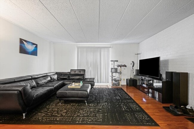 Building Photo - 3223 W Parkway Dr