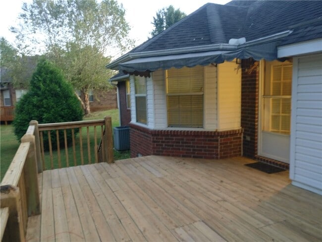 Building Photo - 2030 N Hailey Dr