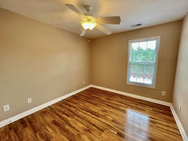 Building Photo - Spacious 4-Bed Haven With 2.5 Baths In Jack Britt District!
