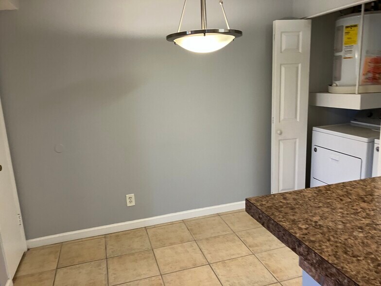 Building Photo - 360 Lake Ontario Ct