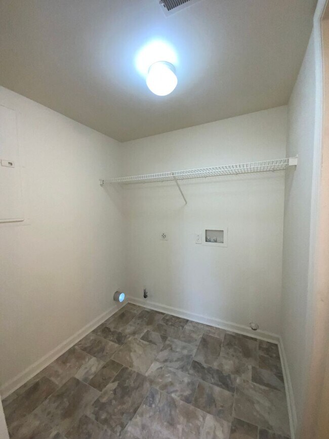 Building Photo - 204 Elmshire Dr