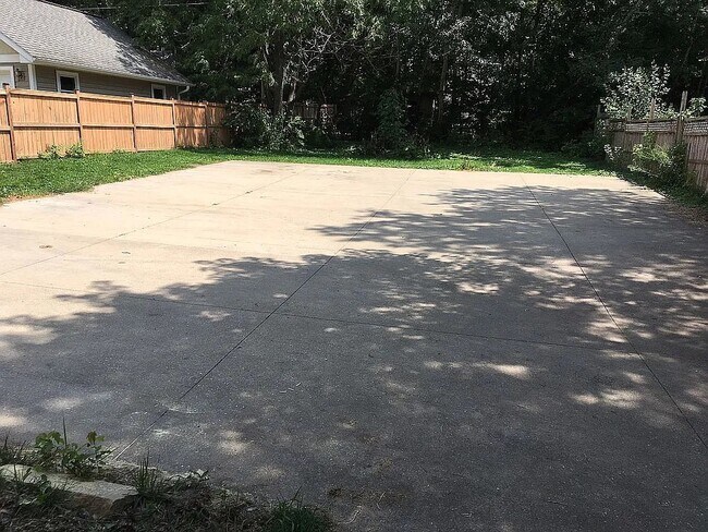 Back patio / lot - 670 S Governor St