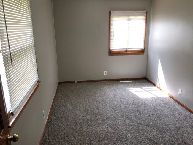 Building Photo - 2 Bed Ranch-Style House