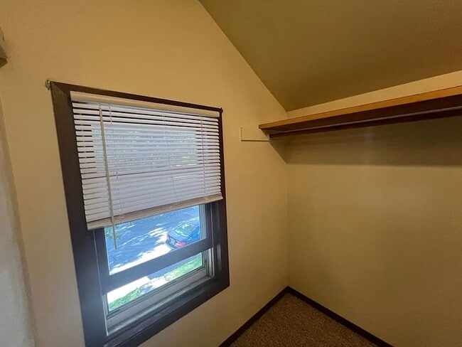 Building Photo - 636 Kickbusch St