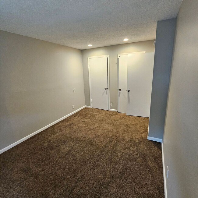 Building Photo - Cozy 2/1 with a Garage in Raytown!