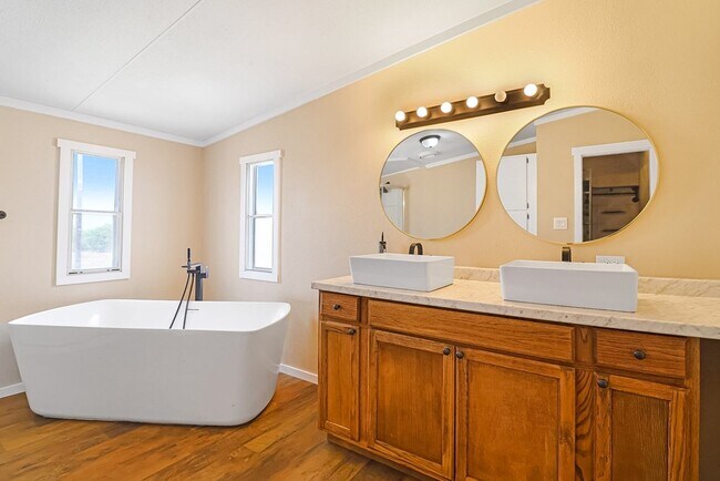 Building Photo - 14991 N Aster Ave