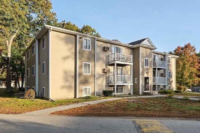 Building Photo - 451 School St