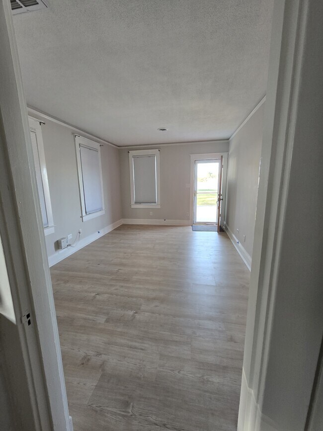 Building Photo - 434 Creek Ave