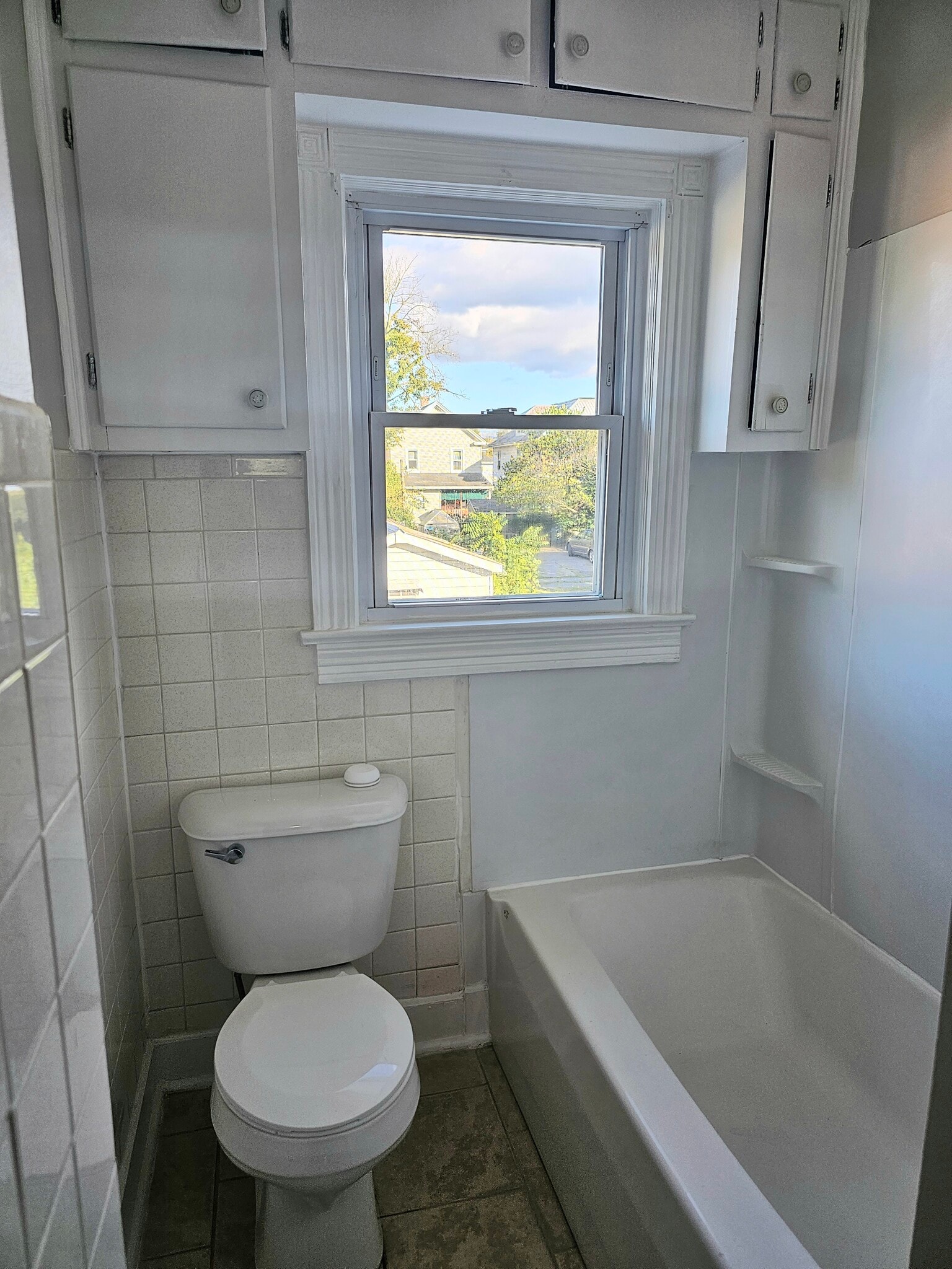 Upstairs full bath - 226 S Illinois Ave