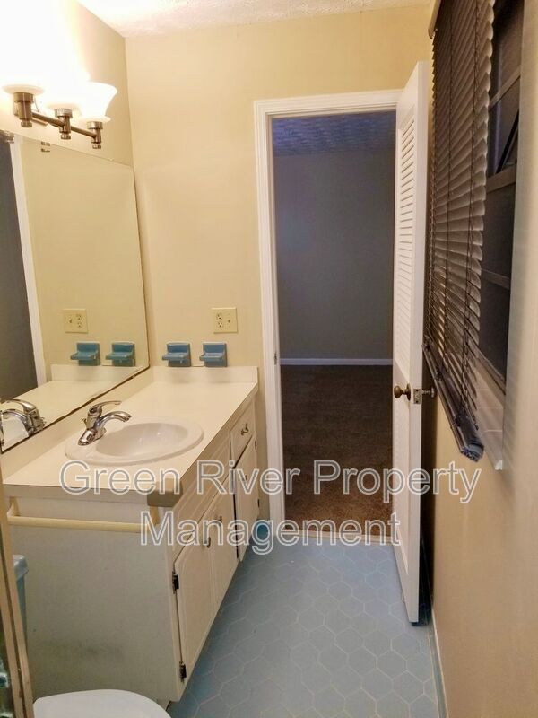 Building Photo - 2758 Oakdale Dr W