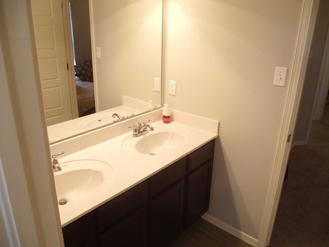 Building Photo - Sandstone Ranch Estates 4Bed/3Baths home with Refrig A/C and Synthetic Grass Yard!