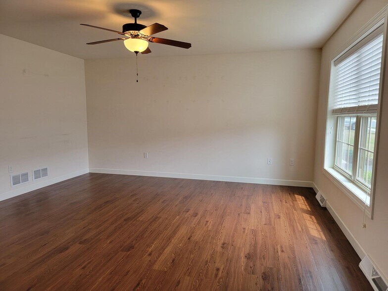 Building Photo - 5231 Summerfield Dr