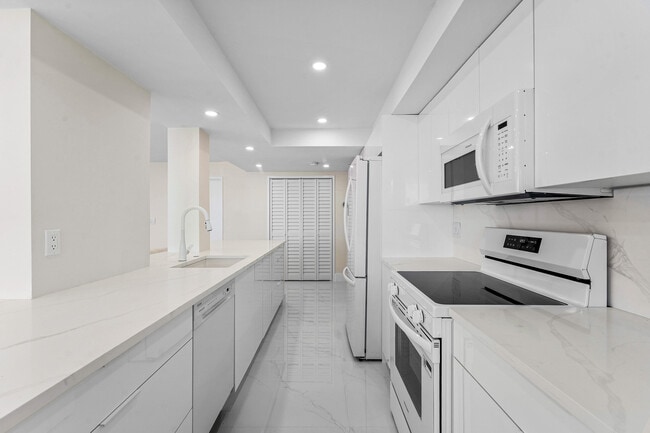 Building Photo - 5460 N Ocean Dr