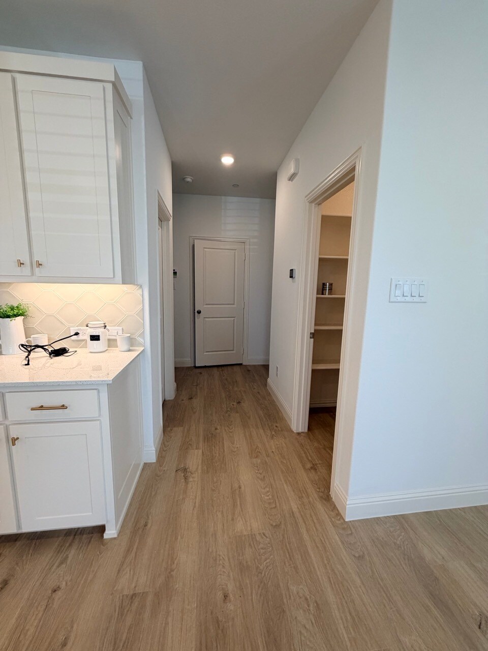 Garange entrance - 4729 Spinner St