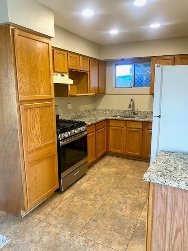 Building Photo - Great 4 Bedroom Home, Location, location!