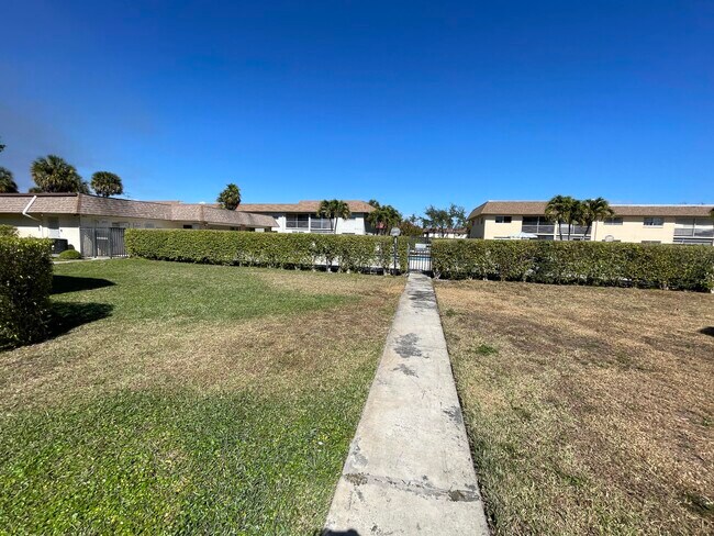 Building Photo - 9911 Sandalfoot Blvd
