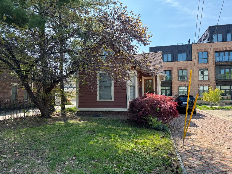 Building Photo - 814 N Park Ave