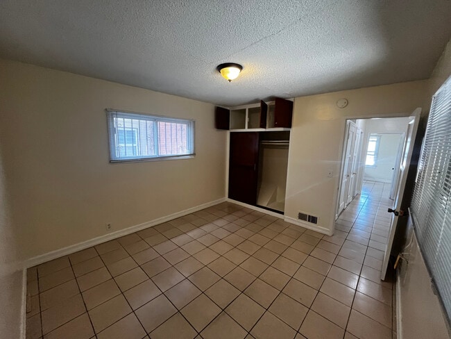 Building Photo - 2716 W 101st St