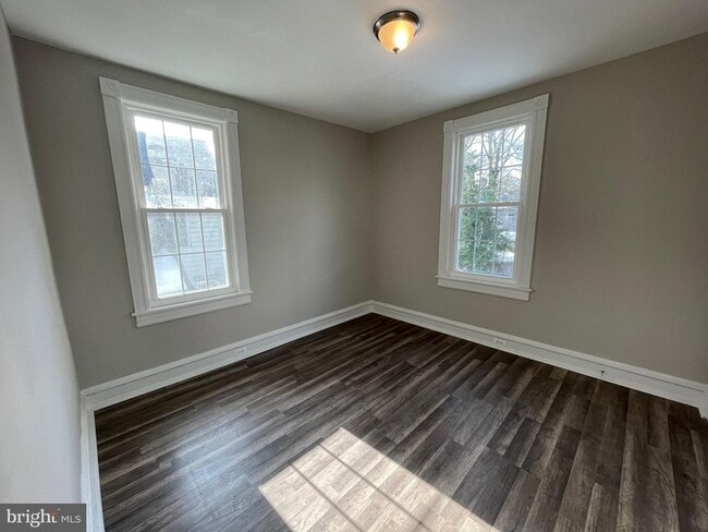 Building Photo - 10 Clifton Ave