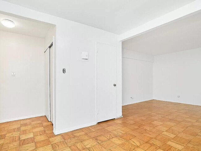 Building Photo - 310 Lenox Rd