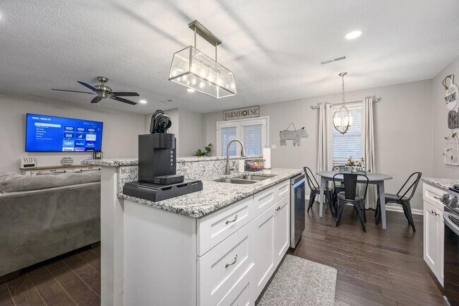 Building Photo - 10 Jill Ln