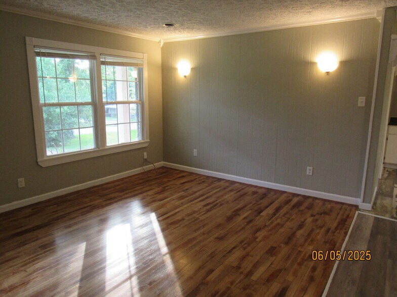 Building Photo - 2215 Macy Ave