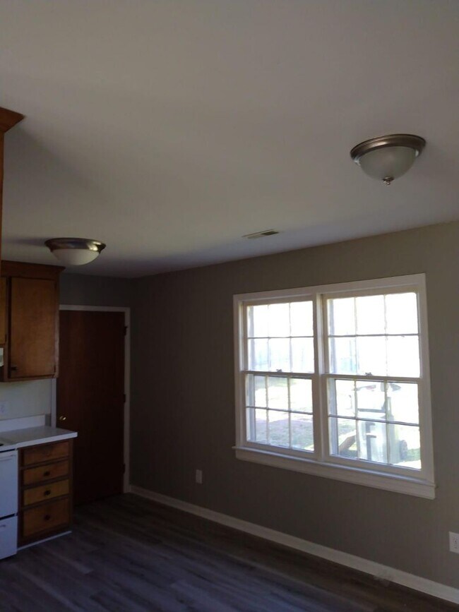 Building Photo - 1809 E Trail Dr SE