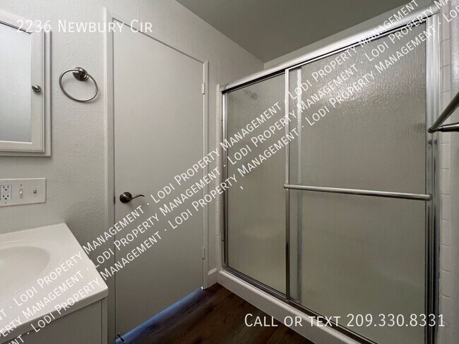 Building Photo - 2236 Newbury Cir