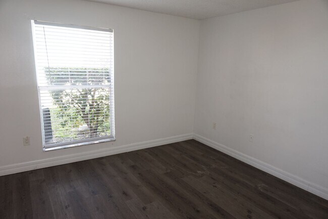 Building Photo - Awesome Location 1/1 on Curry Ford Ready for Move In